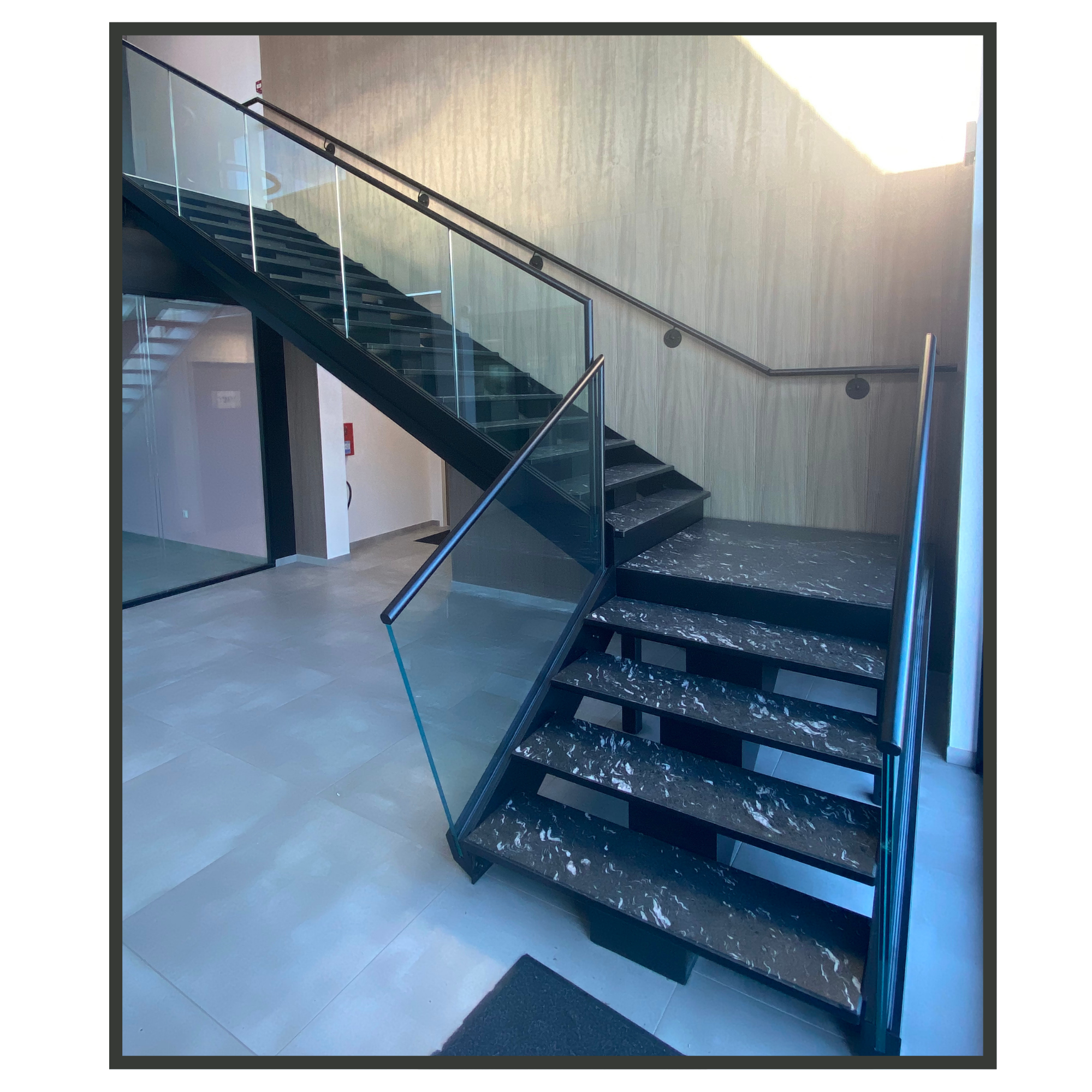 escalier en marbre avec garde de corps en verre